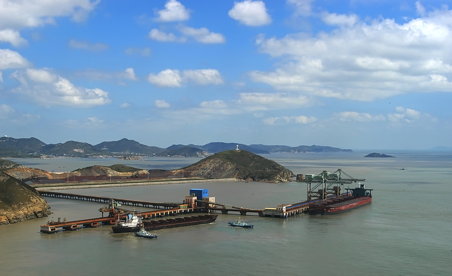 宝钢马迹山港25万吨级矿石卸船码头.jpg